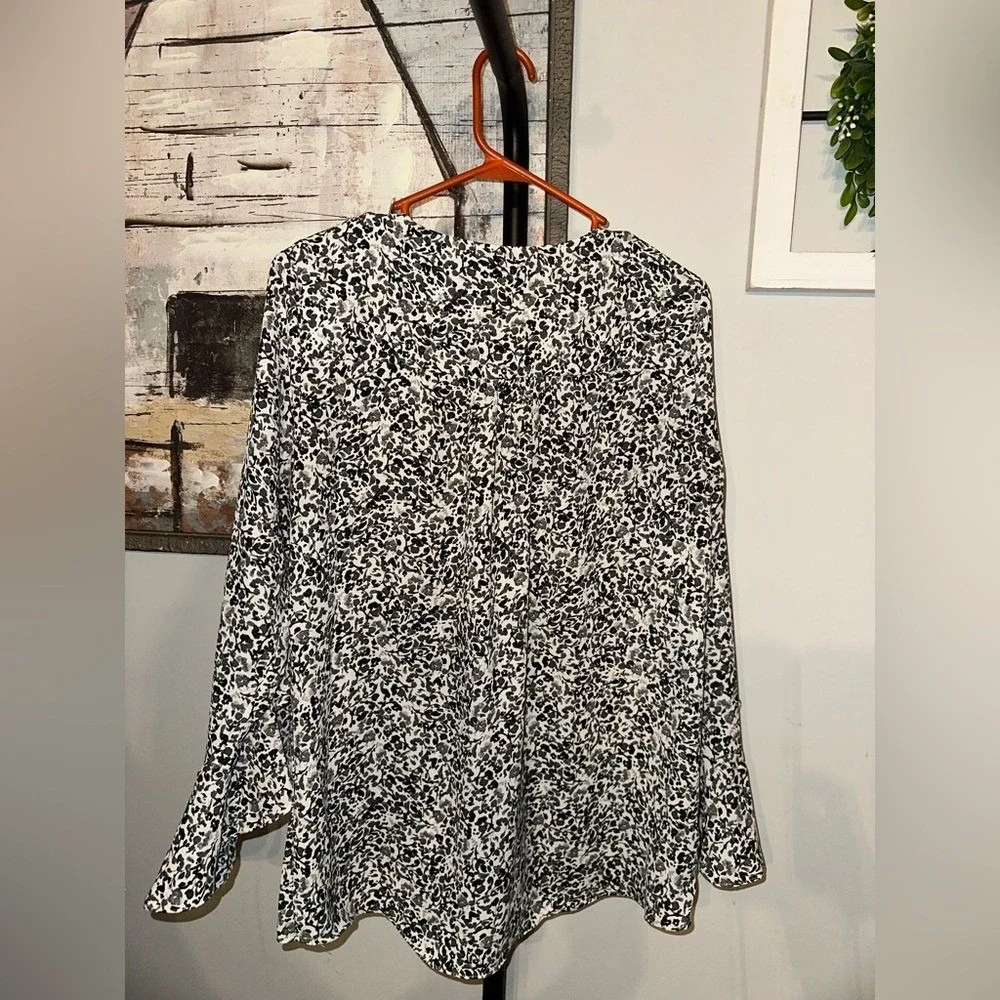 EUC Vince Camuto Size Small Women's Black, Gray and White Patterned‎ Top